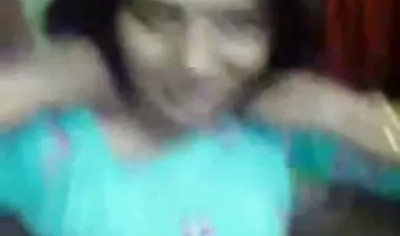 لعنتی جوجه جوانی سکس هنگام ورزش را در ماشین گرفت