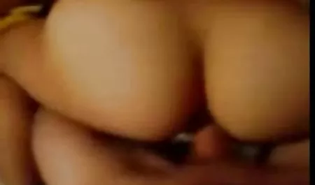 دختر برای پول خودش را به یک مرد در گربه سکس در سالن ورزشی داد