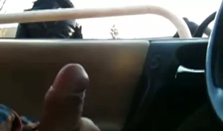 روسی یک همسایه جوان را در یک خاله تراشیده سکس والیبال زنان چکش زده است