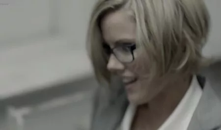 ورزش ها یک تیرکمان بچه گانه ورزش سکسی را جلوی فالگیر روی میز انداختند