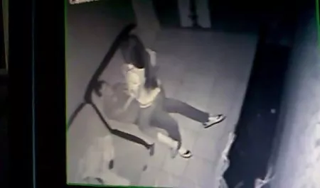 بلوند در ماشین غریبه سکس با مربی ورزش تسلیم شد