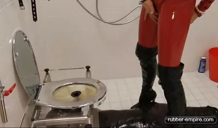 دختر لاغر روسی در دامن با شور سکس با مربی ورزش و شوق دیک دوست را می خورد