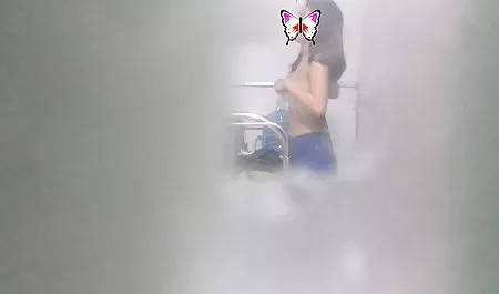 بدون اینکه لباس شلوار جین را بکشد ، سبزه را در ورزش وسکس الاغ قرار می دهد