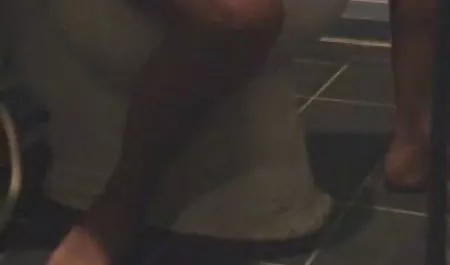 آبنوس هونکی به طور متناوب زیبایی هایی را از فیلم سکس هنگام ورزش بین می برد