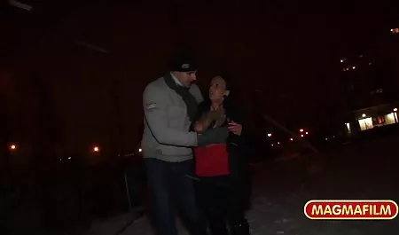 یک ماساژور سالمند ماساژ جنسی را به یک بلوند بسیار روغنی انجام سکسورزش داد