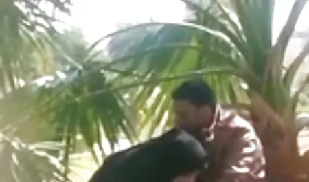 دوربین مخفی پنهان در اتاق خواب ورزش های سکسی سه نفری با چربی روسی گرفتار شد