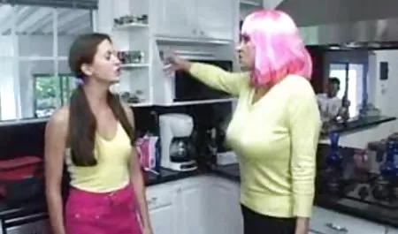 جوجه سفید که روی یک سکس در باشگاه بدنسازی دیک سیاه بزرگ پرش می کند