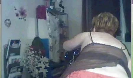 دو ورزش وسکس مرد سخت یک فاحشه را با پاشنه بلند فاک می کنند