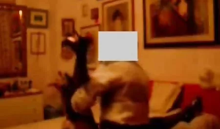 بلوند زیبا که برهنه جلوی دوربین سکس در هنگام ورزش می رود