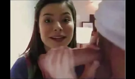 سکس زیبا با طلسم پا که از پاهای دیک پرش می کند یوگا سکس