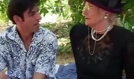 ورزش در یک کرست با یوگا سکس رئیس فاش می شود در دفتر