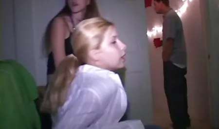 خواهر و برادر برهنه در حالی که مادر در فیلم سکس هنگام ورزش یک سفر کاری است ، رابطه جنسی برقرار می کنند