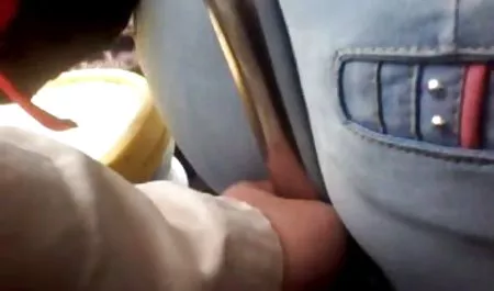 مرد كوچك شهوتي ، يك تاج ناپسند را مي نوازد سکس با مربی ورزش