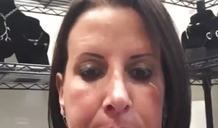 بانوی بی ادب دوست دارد سکس در هنگام ورزش بنده خود را با توپ های موی کتک بزند