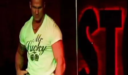 زیبایی 18 ساله روی یک ورزش وسکس دیلدو عظیم نشست