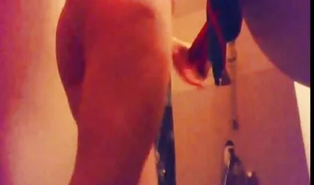 عمه بالغ سکس شنا جوراب شلواری به خواهرزاده اش می دهد