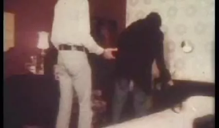 دختر بچه ناز 18 ساله در حال گپ زدن سکس با مربی ورزش