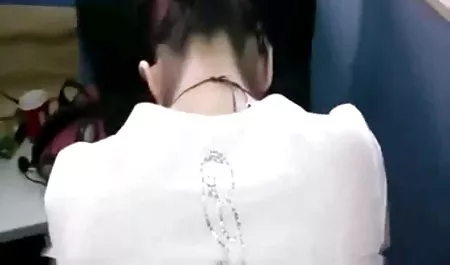 یک ورزش های سکسی معشوقه مسطح را در حمام fucks می کند