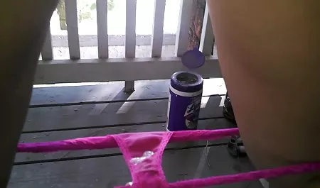 فاحشه در جوراب سکس در والیبال ساق بلند لعنتی در حالی که همسر در کار است