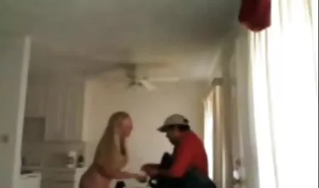 مرد بلوند چکش به سبک سگ کوچولو با خروس بزرگ سکس با مربی ورزش مطرح است