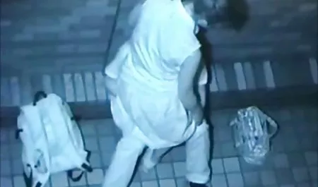 آقای بی رحمانه دختری را که برای خدمت به عنوان خدمتکار آمده بود ، مسحور می سکس در والیبال کند