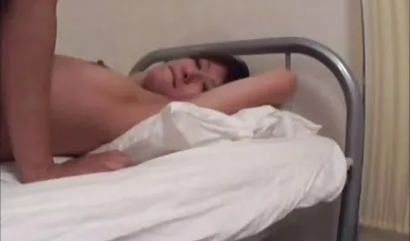 آن مرد در حال کار کردن یک نکته و بیدمشک از chmara روسیه با جوانان سکس با ورزش کوچک است