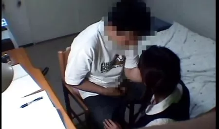 انگشت شستن دیک و صحبت کردن یوگا سکس از طریق تلفن