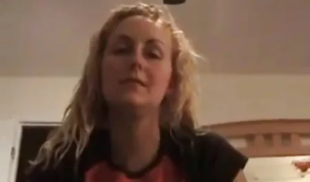 بلوند با دست خود یک نقطه را لمس کرد و یک گربه سکس در والیبال با یک اسباب بازی