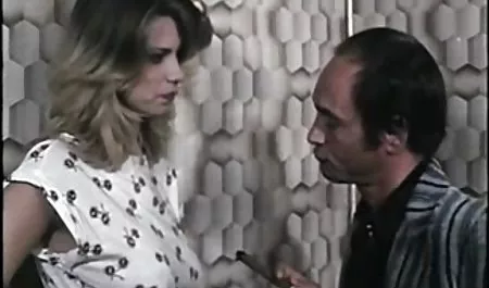 بدون اینکه ماشین را ترک کند ، داوالکا روی دیک پسر پرش سکس یوگا می کند