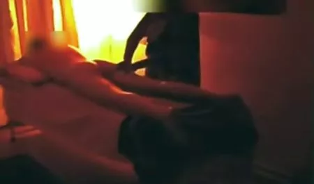 آن مرد با ادامه در تخت خواب یوگا سکس ، ماساژ را برای یک زن آماده کرد