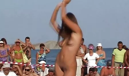 در حالی که شوهر در یک سفر کاری بود ، همسر همسایه خود را سکس والیبال زنان به خانه آورد