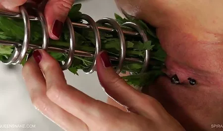 در حالی که دیزی از طریق تلفن صحبت می کرد یوگا سکس ، پوشه او را به Cooney تبدیل کرد