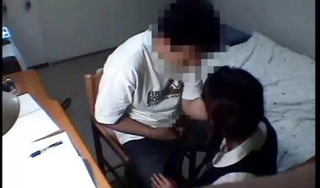 خانمهای بالغ در جوراب شلواری و جوراب ساق بلند می دانند که چگونه خود را خوشحال می ورزش های سکسی کنند ، صحنه های برش خورده