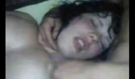 آن مرد دوست دختر خود را ورزش و سکس برای پول فروخت