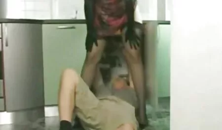 در آشپزخانه سکس با مربی ورزش