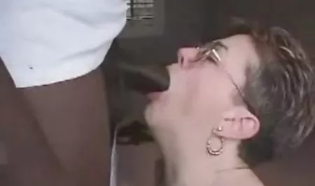 جادوگر یوگا سکس پیر یک پوره جوان را لگد می زند