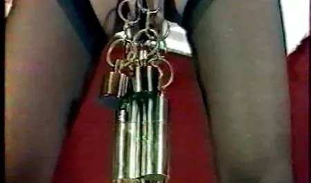 زن جدا شده سکس شنا انگشت بیدمشک را بر روی دوربین می کشد