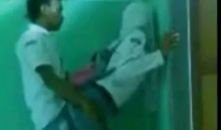 معشوقه به زن سیاه پوست می دهد سکس با ورزش تا كیك سفید را لیس بزند