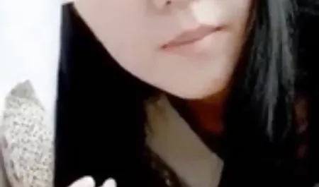 جوجه ای سخت دانلود سکس ورزشی به طور موقت تسلیم یک مرد شهوانی شد