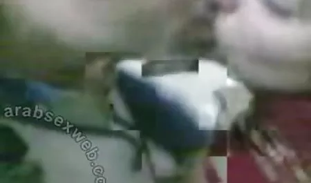 عوضی که پوست تیره دارد ، خود را معشوقه می داند و به خودش اجازه می دهد تا از بنده سکس ورزشی گول بخورد