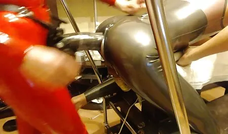 زن جوان سیاه پوست در حمام استمناء می سکس و ورزش کند