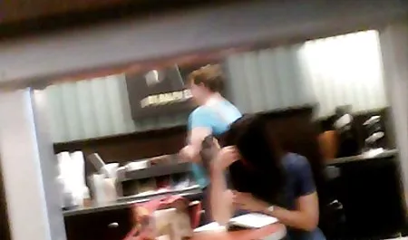 پسران دختر گروه را با سکس و ورزش دهان نرم لعنتی