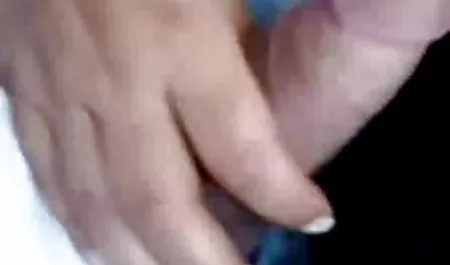 دختر ناز دیسک را سکس والیبال زنان آزمایش می کند و بیضه ها را روی وب کم می کشد