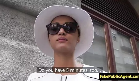 مولاتو با انگشتان خودارضایی می کند ، که این باعث می شود شریک زندگی وی روشن شود یوگا و سکس