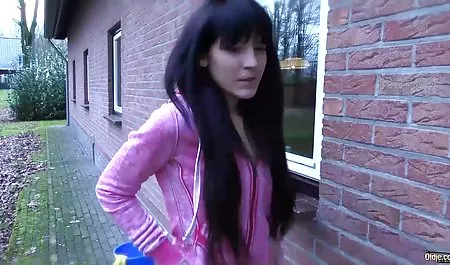 ژیمناست ژولیده روس سخت سخت سکسورزش زیر پا می رود و به طور فعال دیک می خورد