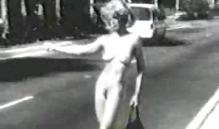 ماشینهای جنسی سخت در همه سوراخ ها زن سیاه را لعنتی سکس شنا می کردند