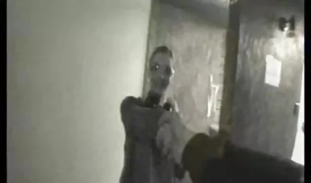 شلخته چربی لحظه ای صید می کند در حالی که مرد مودارش لگد سکس ورزش یوگا می زند