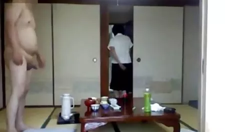 یک سکس شنا مرد دختری را مبتلا به سرطان خم کرده و یک عضو را بر روی باسن خود مالش می دهد