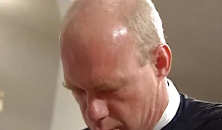 دختری با الاغ دور سکس های ورزشی در حال فیلمبرداری در مقابل دوربین است