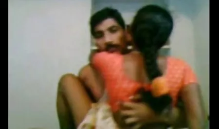 دختر فیلم ورزشی سکسی با ترفندهای آب از دوش خود را به ارگاسم آورد